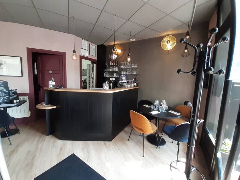 Comptoir d'acceuil de restaurant en chêne massif